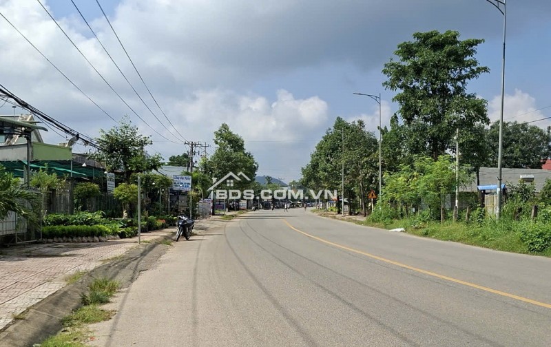 8)	Bán gấp nhà tại mặt tiền đường Trần Hưng Đạo, Thị trấn Lạc Tánh, Huyện Tánh Linh, tỉnh Bình Thuận.